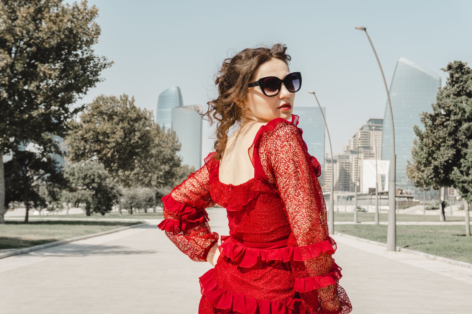 Guía de estilo para invitadas de boda en invierno: Elegancia y sofisticación según cada destino