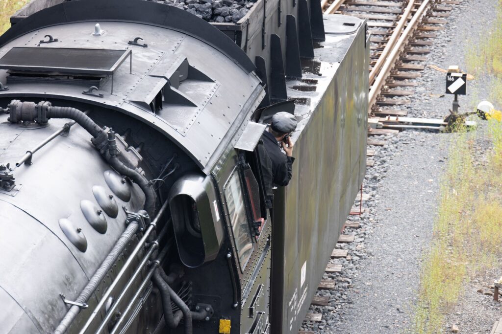 El Ferrocarril de los Cárpatos: Ingeniería de montaña, logística forestal y la conectividad ferroviaria en Rumanía