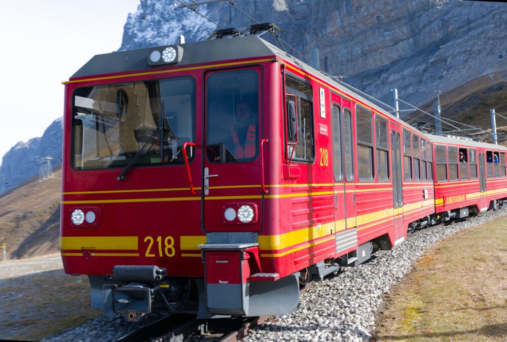 El laberinto de las crestas alpinas: cómo los trenes de cremallera y los autobuses de hidrógeno transforman el transporte en el Oberland Bernese