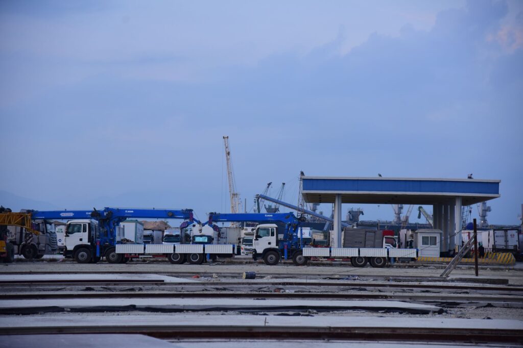 El laberinto intermodal del lago Volta: barcazas de madera, ferris fluviales y la frágil conectividad acuática de un confín ghanés