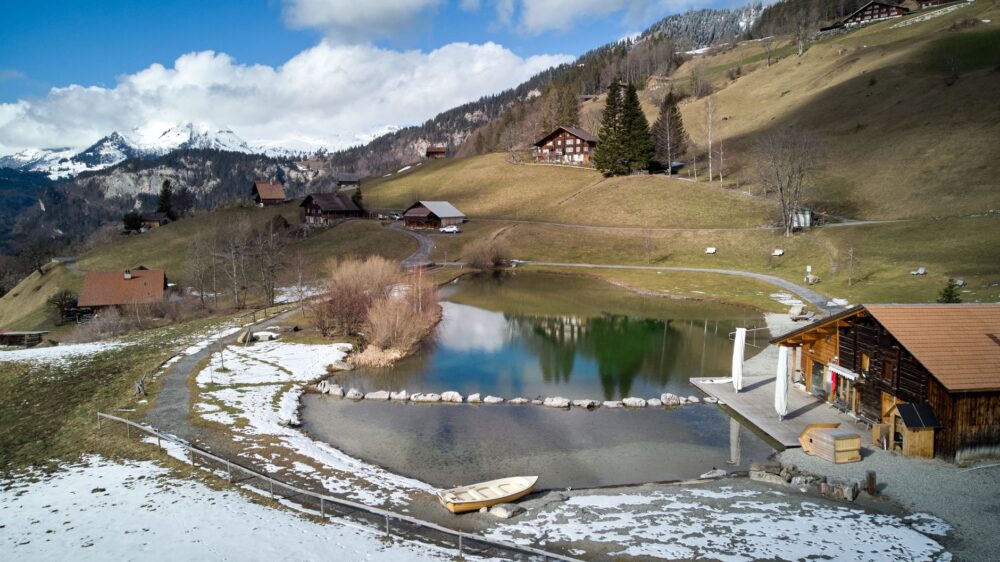El silencio del agua viva: la alquimia del termalismo alpino en los baños flotantes de Lucerna