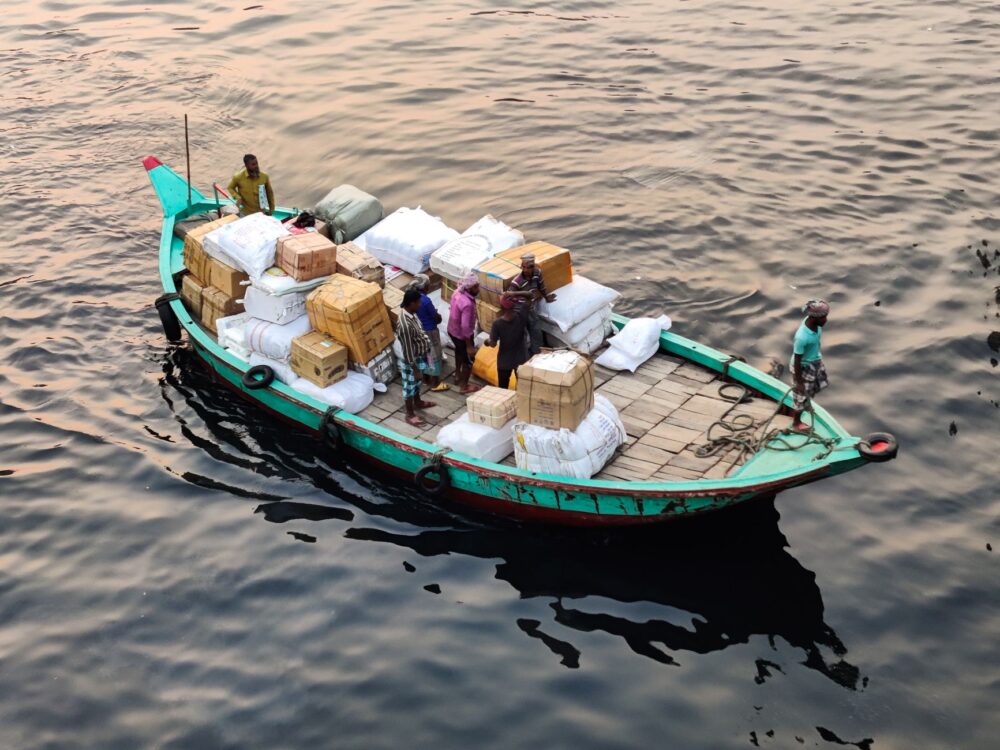 El latido de los canales de Zanzíbar: la logística dhow, los puertos de marea y la conectividad anfibia del archipiélago