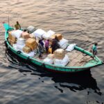 El latido de los canales de Zanzíbar: la logística dhow, los puertos de marea y la conectividad anfibia del archipiélago