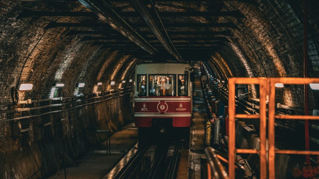 La Travesía del Círculo Polar en el Expreso de Bergen a Oslo: Guía de Expedición y Logística Ferroviaria por las Mesetas Noruegas
