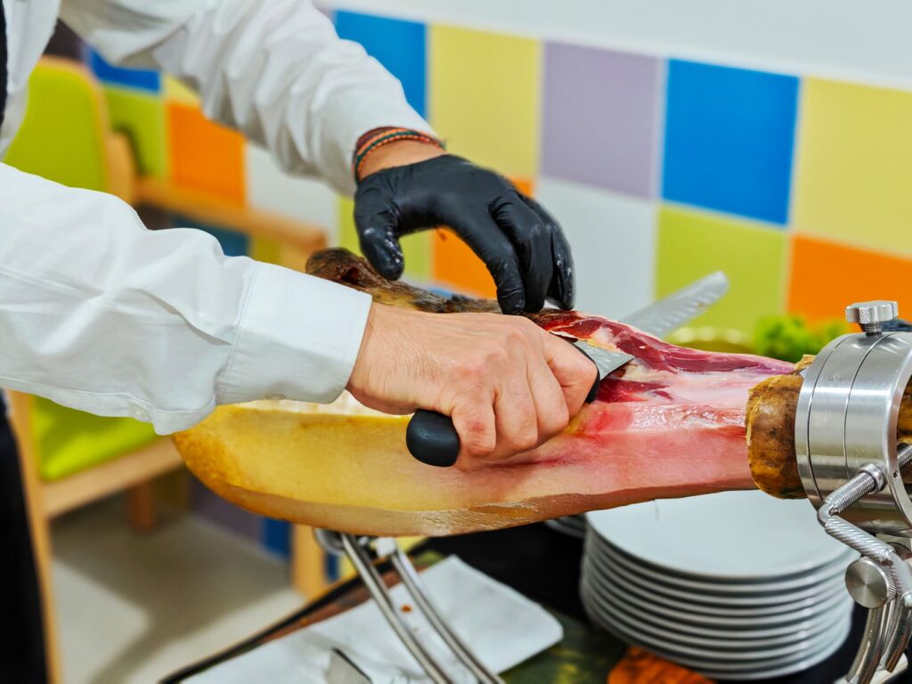 El secreto de la sal y el roble: la liturgia del jamón de bellota y los secaderos naturales en Jabugo