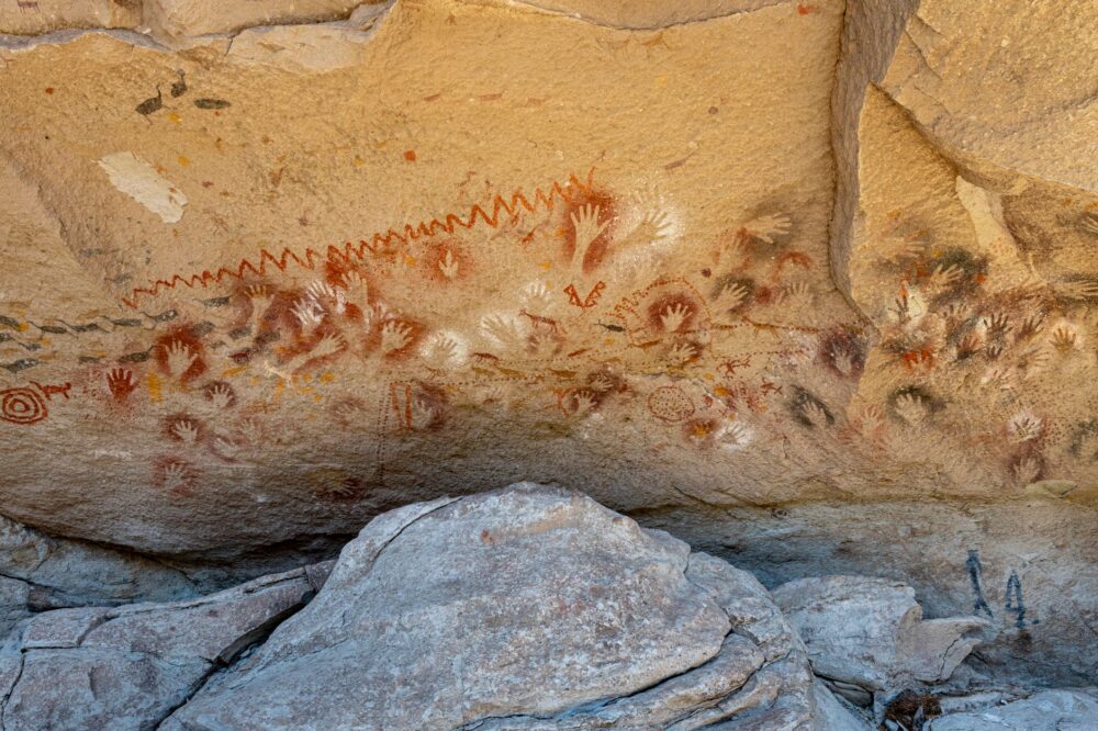 El latido de la piedra fósil: cincel, luz y memoria en los talleres de cantería de la Sierra de la Ventana