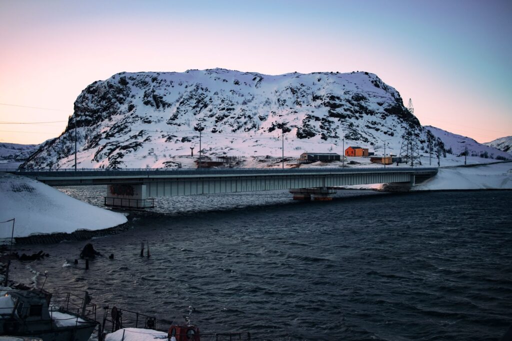 El Expreso de los Fiordos: Ingeniería costera, logística insular y la conectividad ferroviaria en el norte de Noruega
