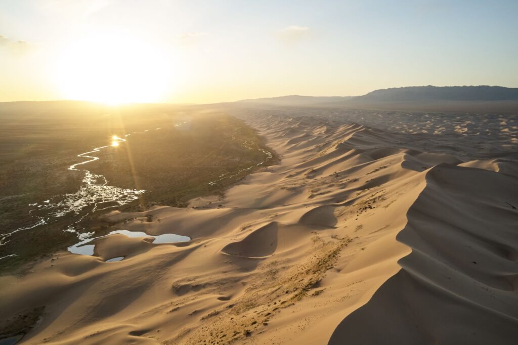 El silencio milenario de los caminos de la seda de Khotan: ingeniería de oasis y arquitectura de barro en el desierto de Taklamakán