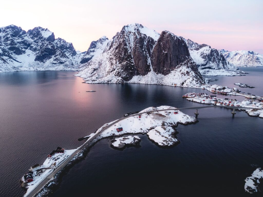 El archipiélago de los hilos invisibles: cómo la red de ferris eléctricos y movilidad comunitaria redefine el transporte en las islas Lofoten