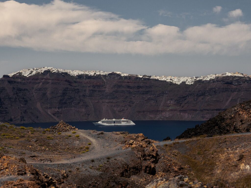 El laberinto de las calzadas de lava: cómo la movilidad eléctrica y los funiculares subterráneos transforman el transporte en Santorini