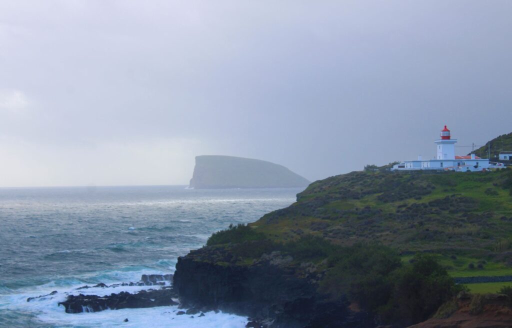 La Travesía del Archipiélago de las Azores en Barco de Apoyo Científico: Guía de Navegación y Logística Marina por el Atlántico Medio