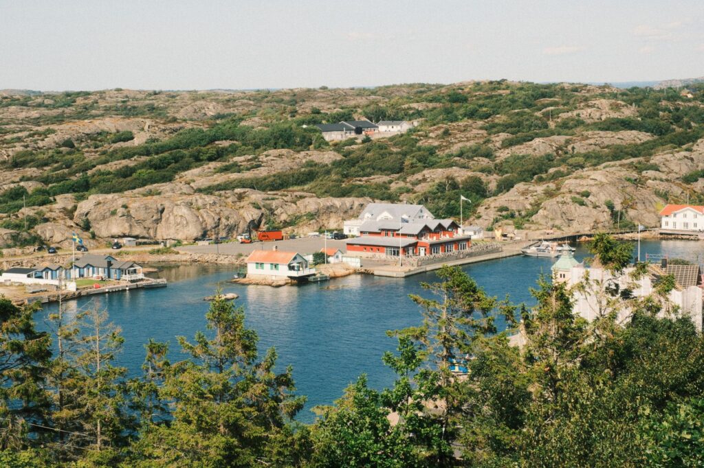 El silencio milenario del Archipiélago de Åland: arquitectura de madera roja y navegación entre escollos en el Báltico