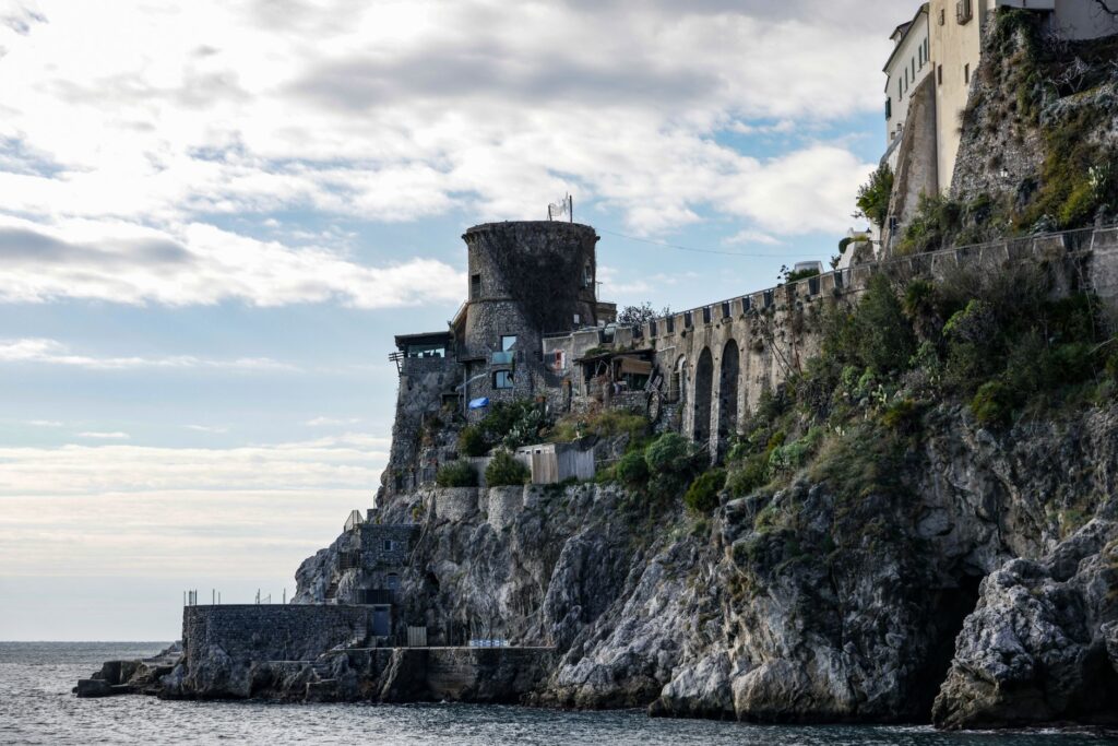 El latido del papel artesanal: tina, fibra y memoria en los obradores de Amalfi