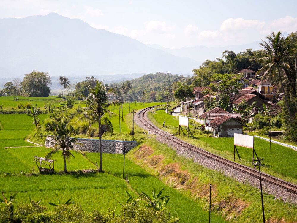 El Ferrocarril Trans-Java: Ingeniería volcánica, logística tropical y conectividad ferroviaria histórica entre Yakarta y Surabaya