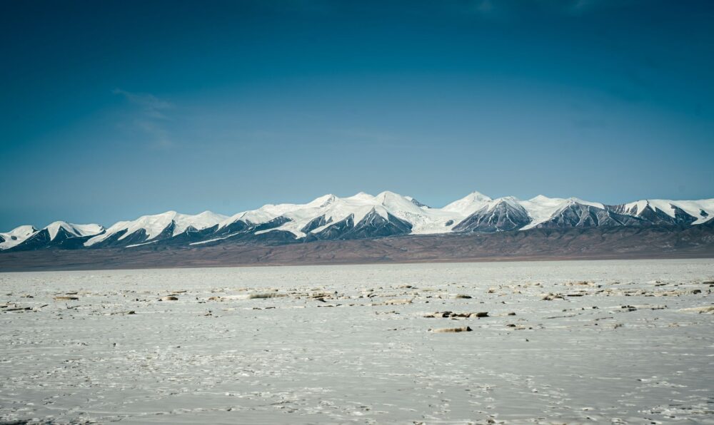 La Ruta Ferroviaria Qinghai-Tíbet: Ingeniería Extrema, Conectividad de Altura y el Desafío del Altiplano Central