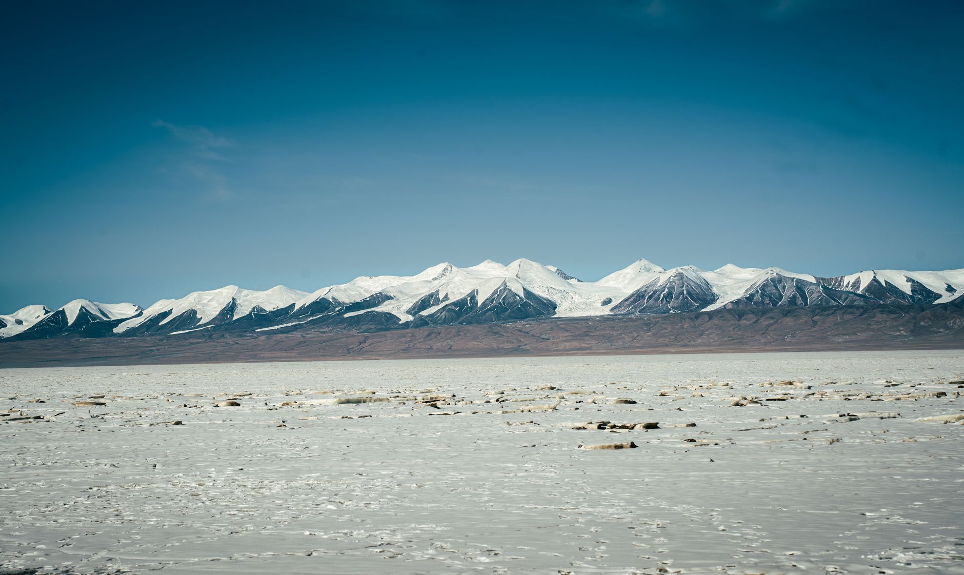 La Ruta Ferroviaria Qinghai-Tíbet: Ingeniería Extrema, Conectividad de Altura y el Desafío del Altiplano Central