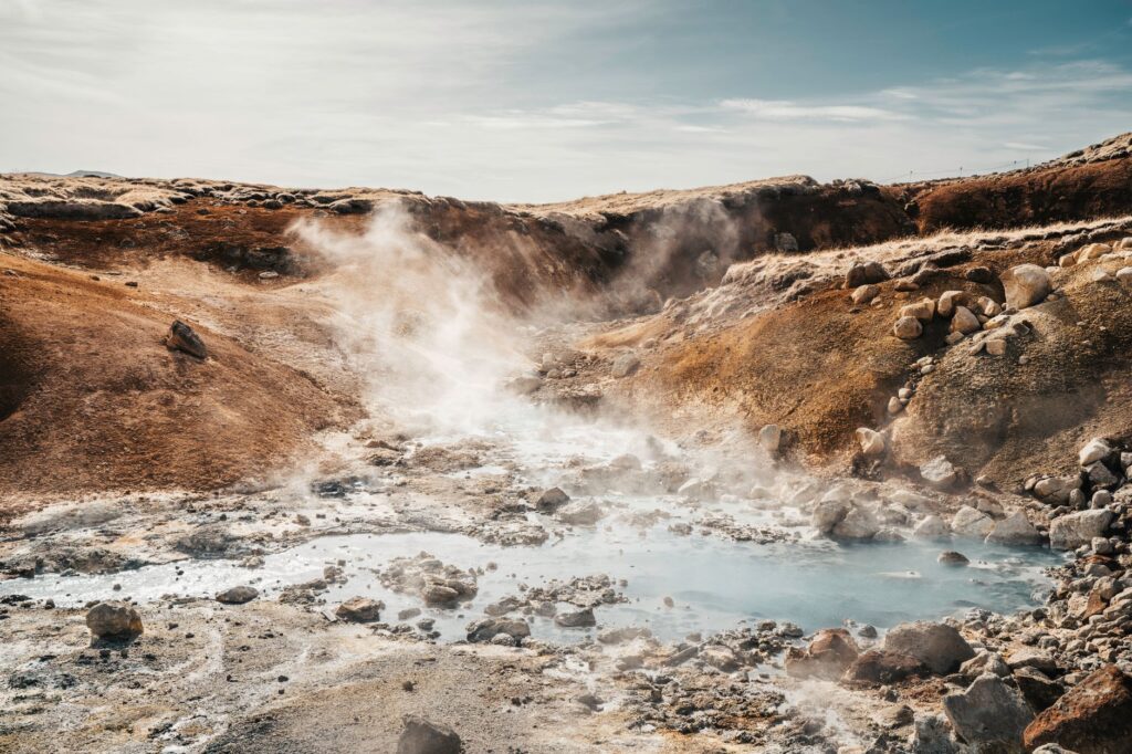 El latido secreto de las tundras de Reikiavik: hidroterapia geotérmica y arquitectura de basalto en los valles de Islandia