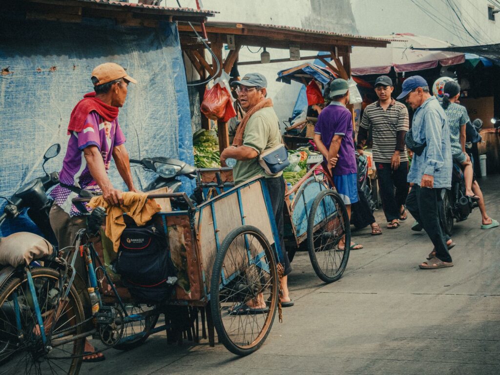El laberinto de los arrozales en terraza: cómo la movilidad eléctrica rural y los caminos ancestrales transforman el transporte en Bali