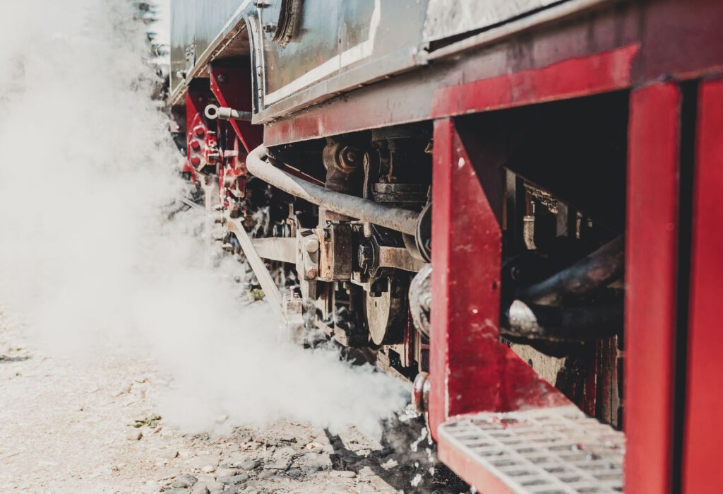 La ruta del té y las nubes: El ferrocarril de montaña de Darjeeling y la ingeniería británica en el Himalaya