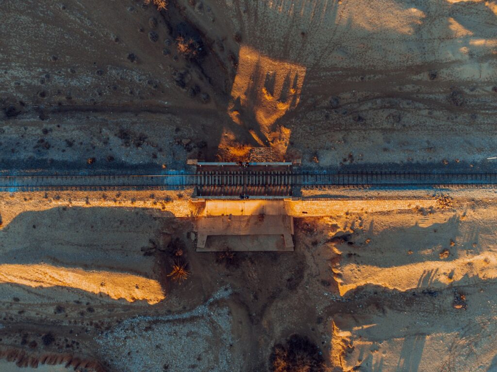 El pulso de hierro del Sáhara: La odisea logística y humana del Tren Minero de Mauritania