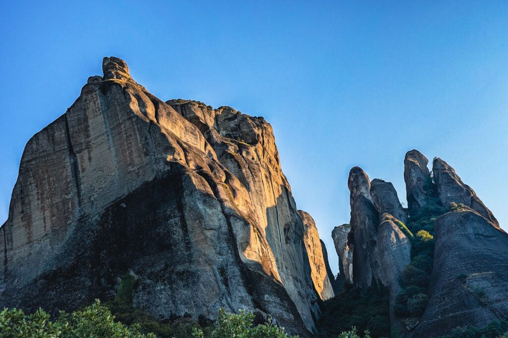 El silencio magnético de los antiguos monasterios de Meteora: Entre el cielo, la roca y la memoria de los hombres