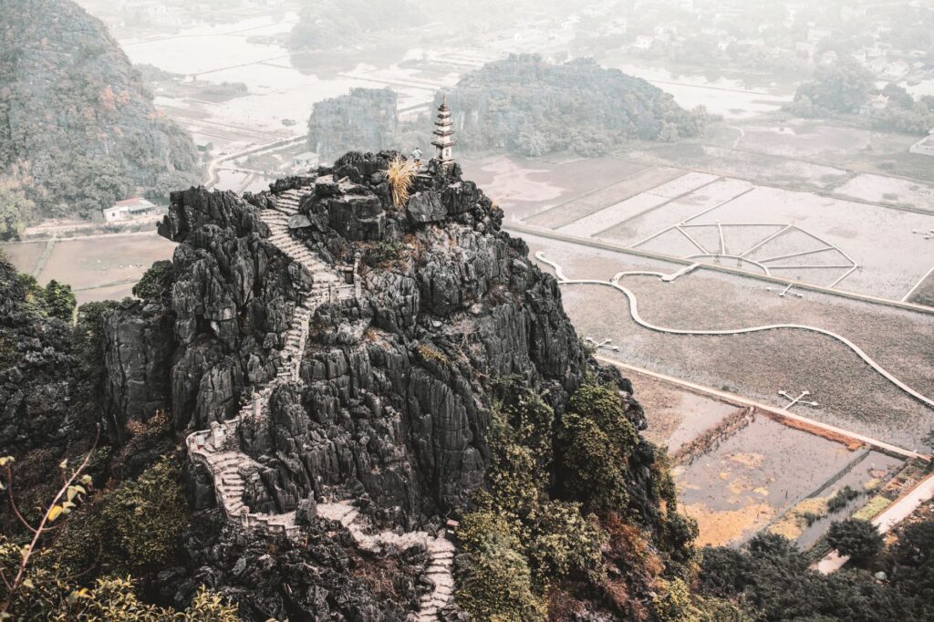 Rieles de imperial soberanía: el convoy contemporáneo que une Hanói con el karst de Ninh Binh