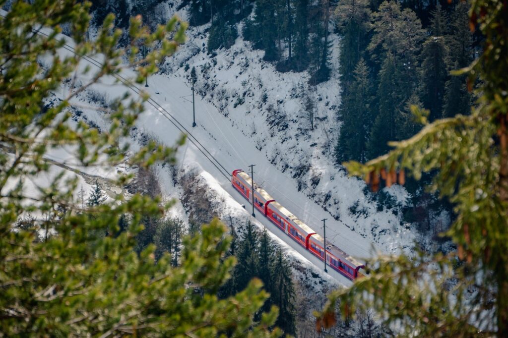 El latido secreto del ferrocarril de la Rhaetian: ingeniería alpina y el pulso helado entre viaductos y desfiladeros