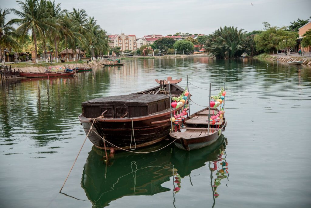 El latido meridional del delta del Mekong: Sampanes de arroyo, mercados flotantes y la conectividad anfibia del sur de Vietnam