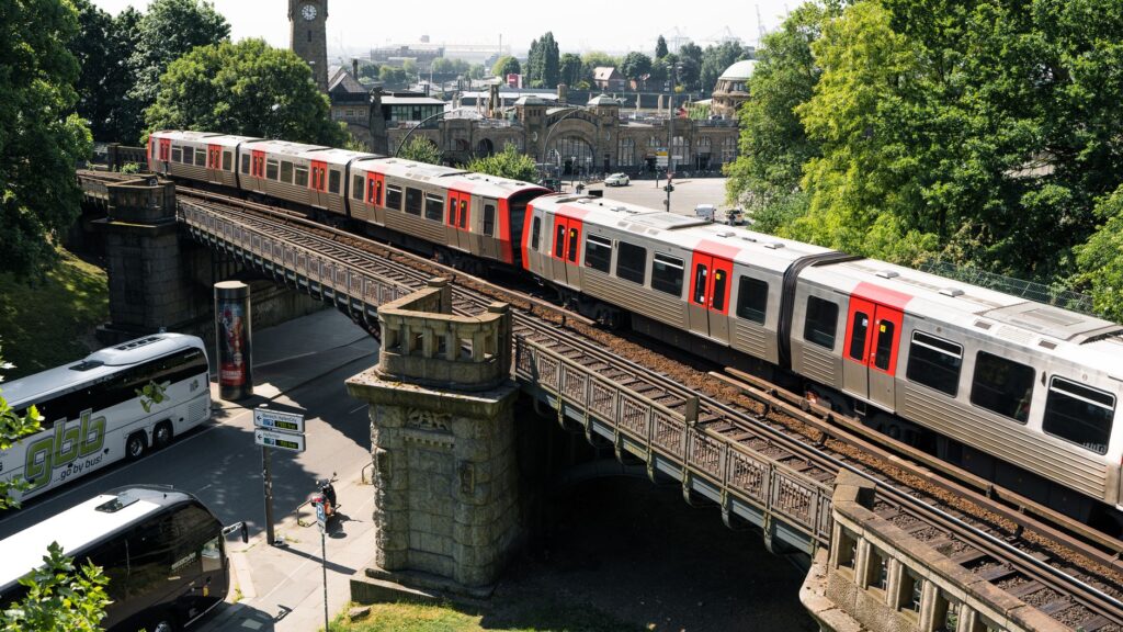 El latido mineral del tren de la cuenca del Ruhr: ingeniería industrial y la metamorfosis verde de Alemania