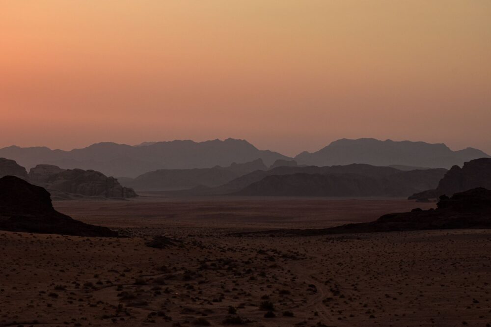 El laberinto aéreo del Wadi Rum: conectividad nómada, aviación de matorral y la odisea logística en el desierto jordano