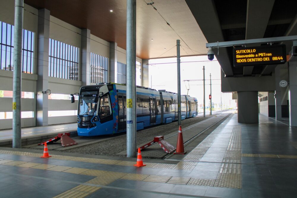 El laberinto ferroviario de la sabana de Bogotá: locomotoras a vapor restauradas, talleres centenarios y la frágil conectividad turística de la línea del Tren de la Sabana
