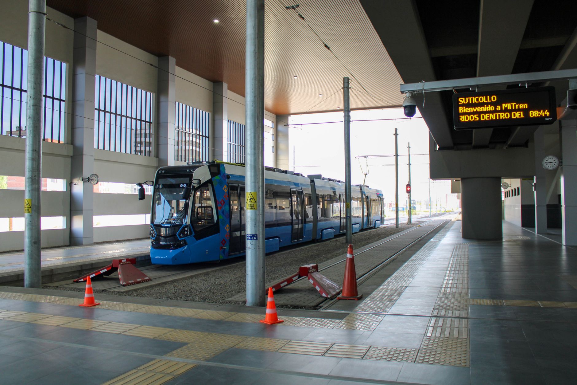 El laberinto ferroviario de la sabana de Bogotá: locomotoras a vapor restauradas, talleres centenarios y la frágil conectividad turística de la línea del Tren de la Sabana