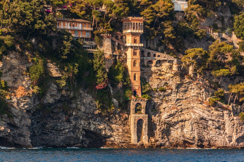 El latido del tren de la franja costera de Cinque Terre: ingeniería de roca y acantilados marinos en Liguria