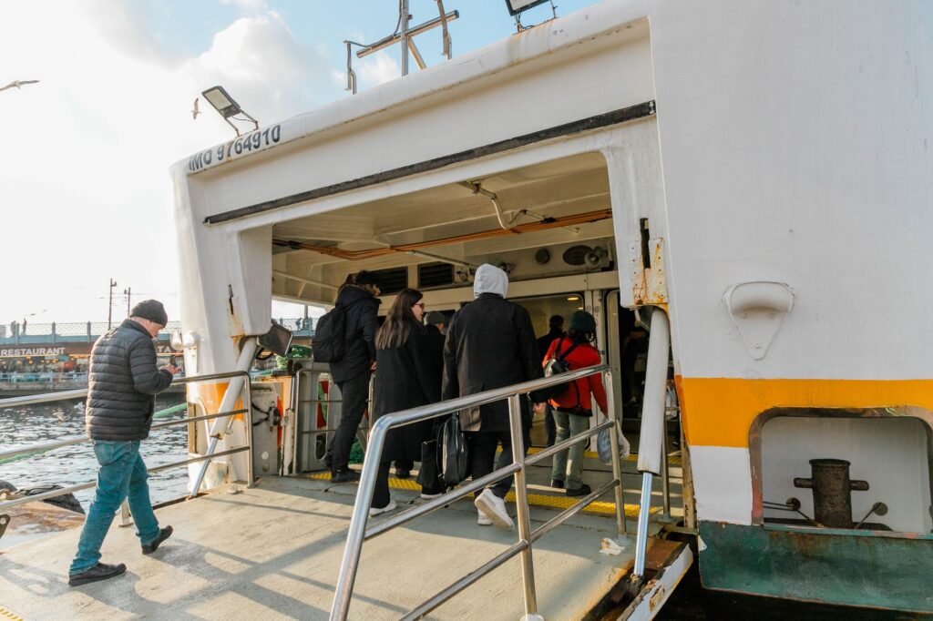 El laberinto de las mareas atlánticas: cómo el transporte anfibio y la movilidad eléctrica transforman la Bretaña costera