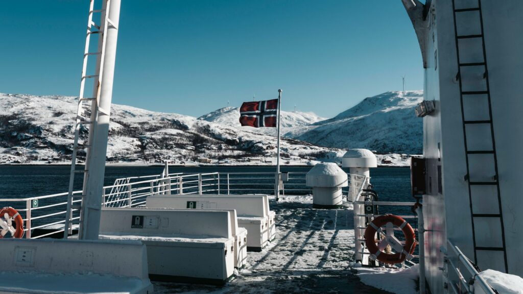 Navegación en el archipiélago de Lofoten: Guía marítima y travesía entre fiordos árticos