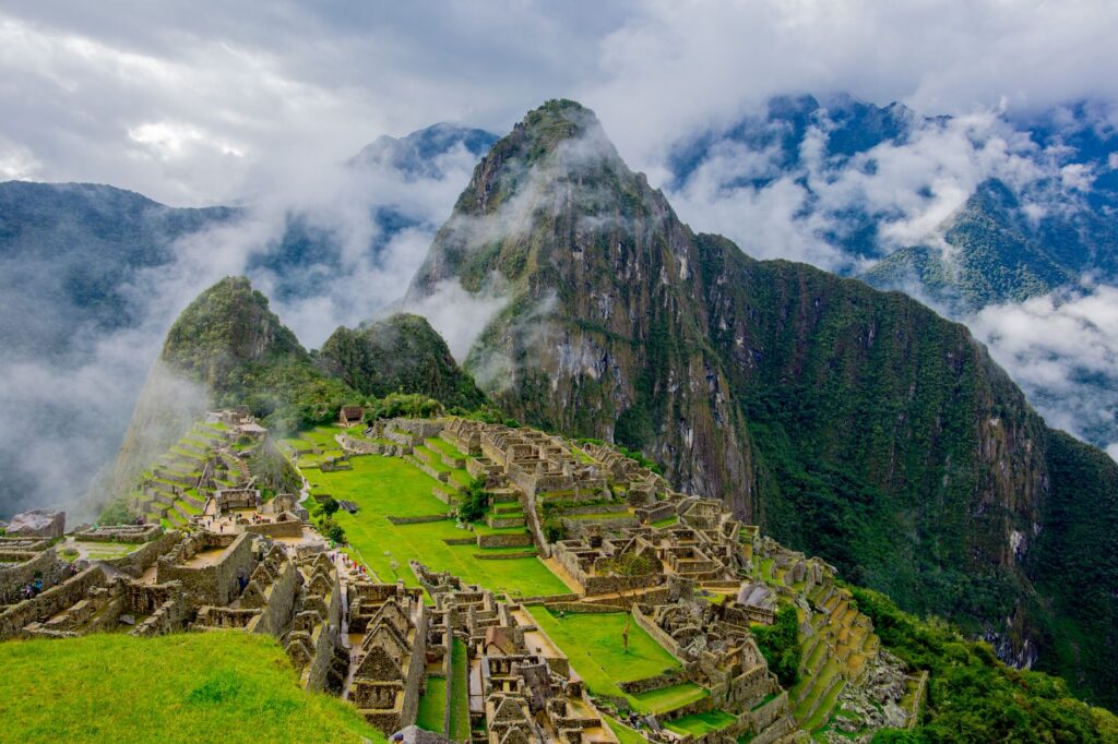 La Travesía del Camino Inca Clásico: Guía de Expedición y Senderismo por la Red de Caminos del Imperio del Sol