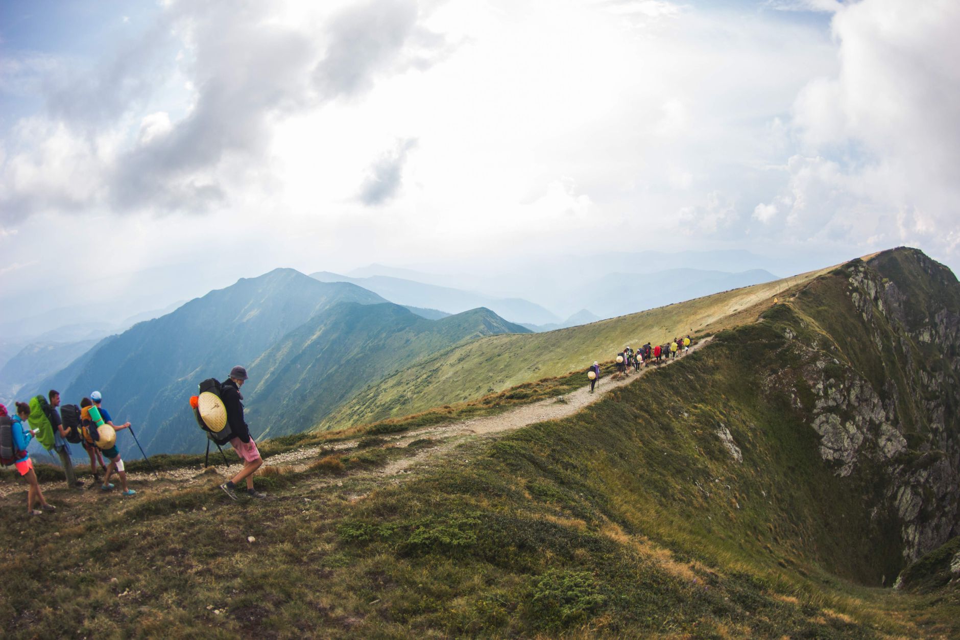 La Travesía de la Cordillera de los Cárpatos: Guía de Expedición y Senderismo Extremo por la Cresta de Europa Central