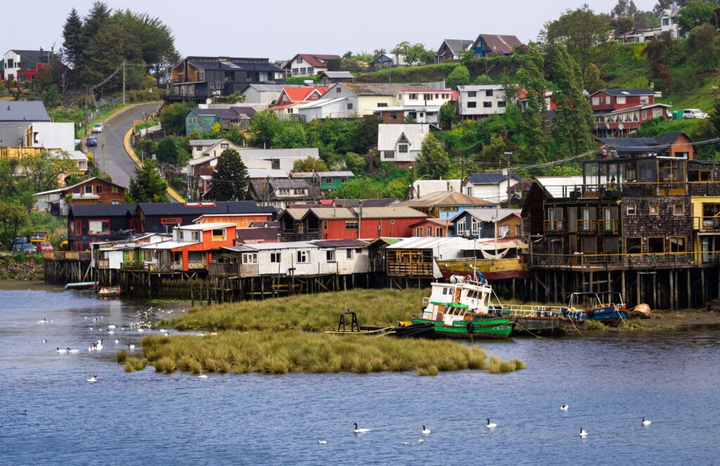 El laberinto de las vertientes de basalto: cómo el transporte de baja emisión redefine la movilidad en las islas de Chiloé