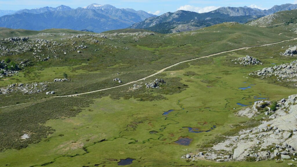 La Travesía del Sentero de GR 20 en Córcega: Guía de Expedición y Senderismo por la Cresta Granítica del Mediterráneo