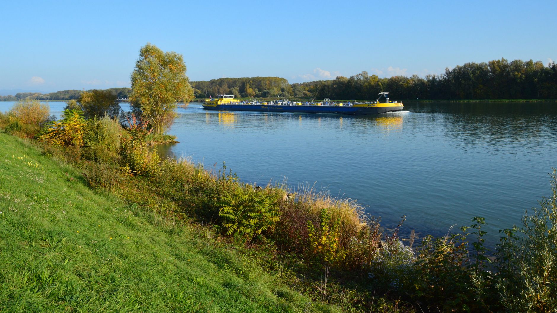 La Travesía del Río Danubio en Barcaza de Carga: Guía de Navegación Fluvial y Logística Náutica por el Eje del Viejo Continente