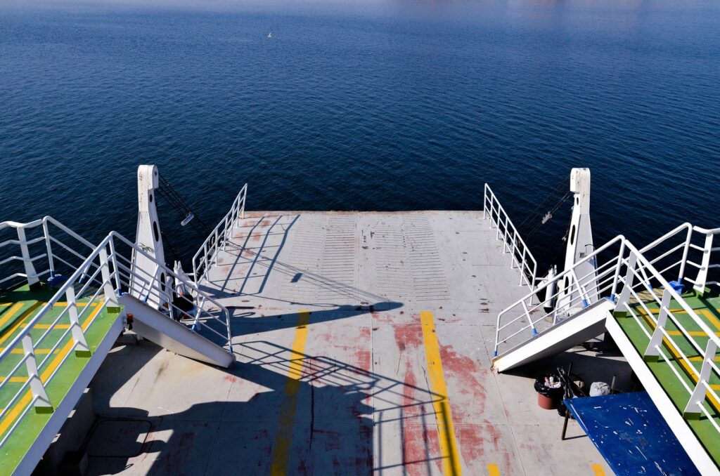 El latido meridional del archipiélago maltés: Puertos de abrigo, transbordadores de altura y la conectividad insular de Gozo