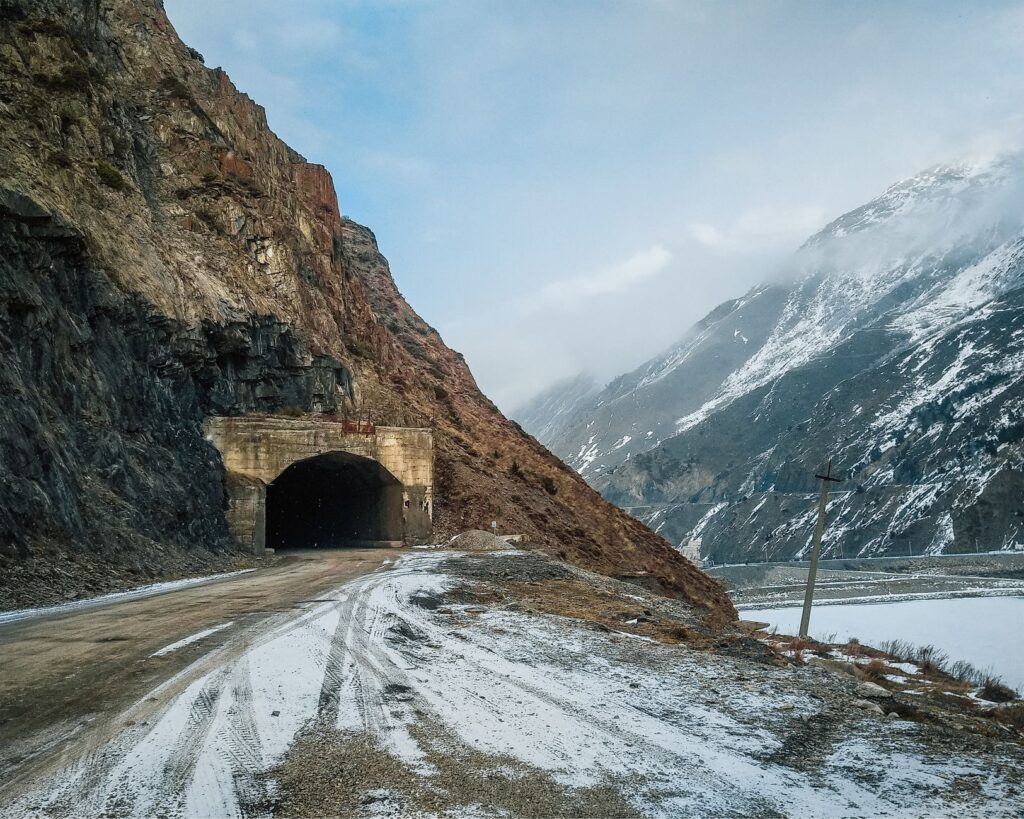 El latido intermodal de la ruta de los fiordos de Fiordland: Navegación de altura, hidroaviones y logística extrema en el confín de Nueva Zelanda