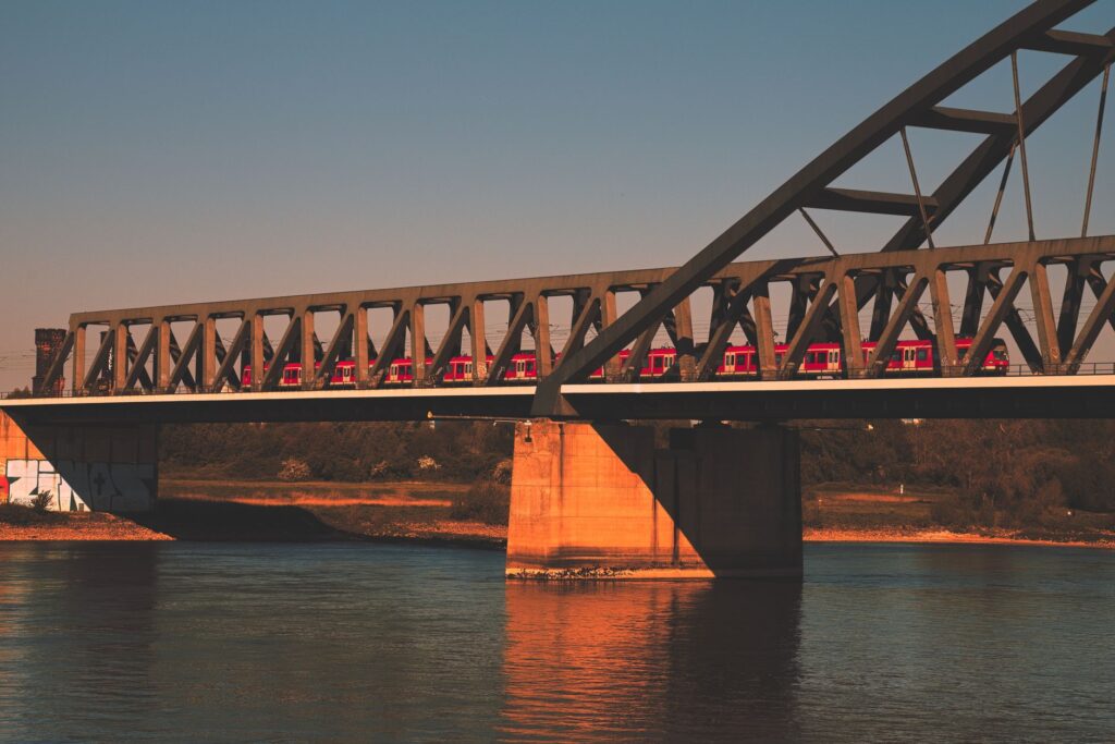 El Ferrocarril del Valle del Ródano: Ingeniería fluvial, logística alpina y la conectividad ferroviaria hacia el Mediterráneo