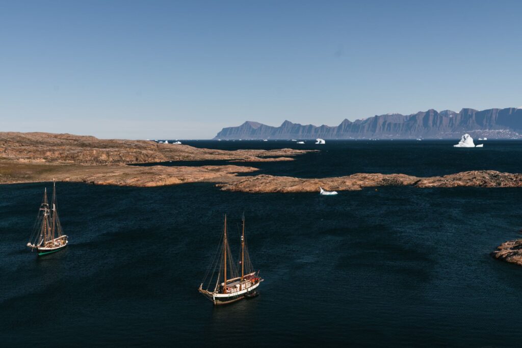 La Travesía del Archipiélago de las Svalbard en Crucero de Expedición: Guía de Navegación y Logística Polar por el Dominio del Oso Polar