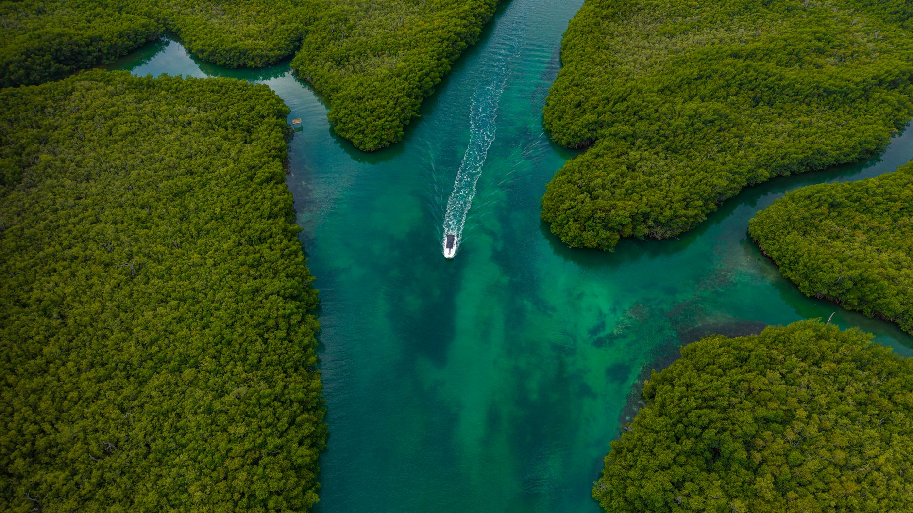 El laberinto intermodal de las islas de la Lealtad: Canales de coral, cabotaje de atolón y la frágil conectividad de Lifou y Maré