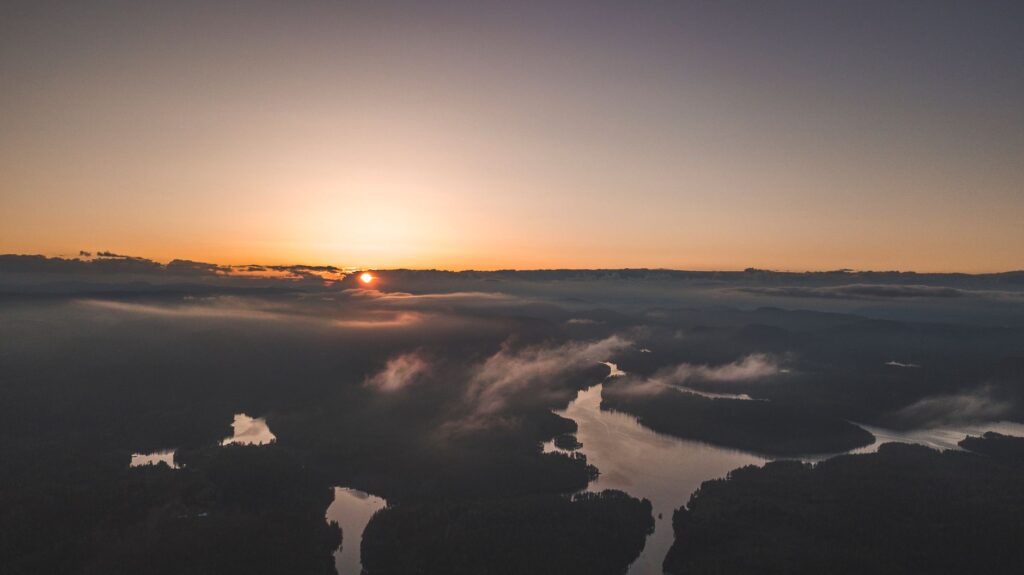 El silencio milenario de los baños de vapor de Ourense: hidroterapia fluvial y arquitectura termal en las riberas del Miño