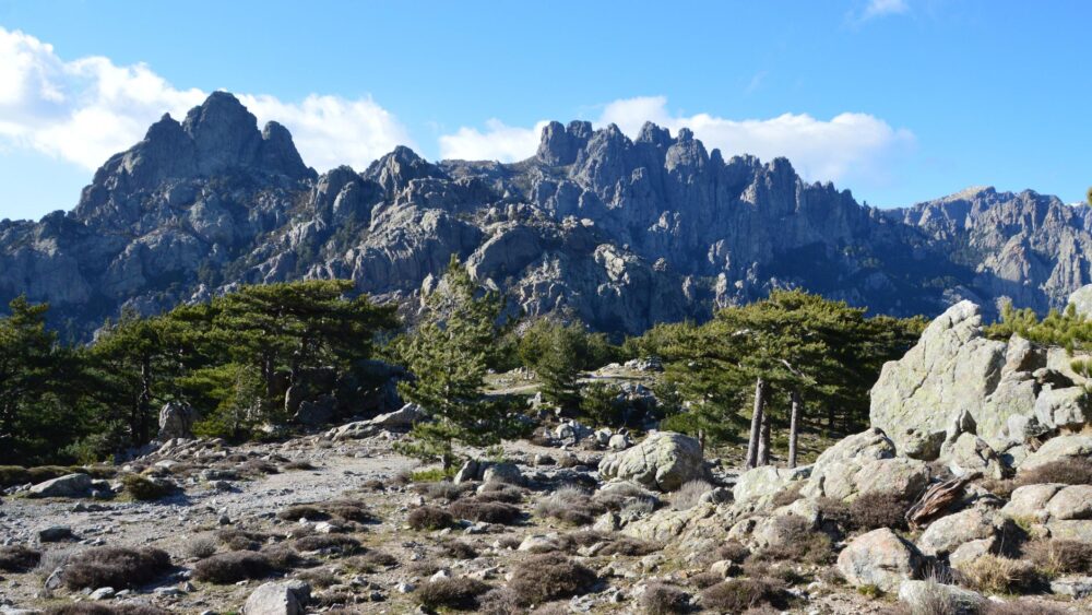 La Travesía del GR20 en Córcega: Guía de Expedición y Senderismo Técnico por la Cresta Granítica del Mediterráneo