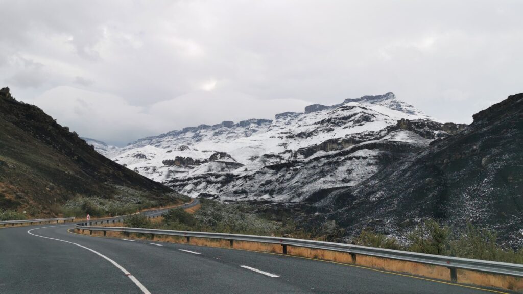 La Travesía del Sendero de Drakensberg en Sudáfrica: Guía de Expedición y Senderismo por la Cresta del Gran Escarcarpiento