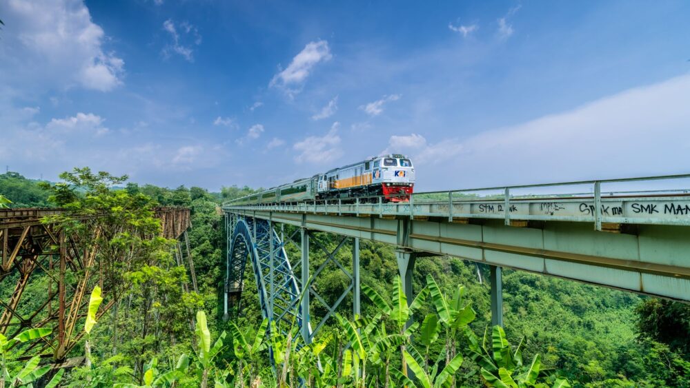 El laberinto ferroviario de las tierras altas de Sumatra: locomotoras de cremallera, selva tropical y la frágil conectividad de la línea de West Sumatra