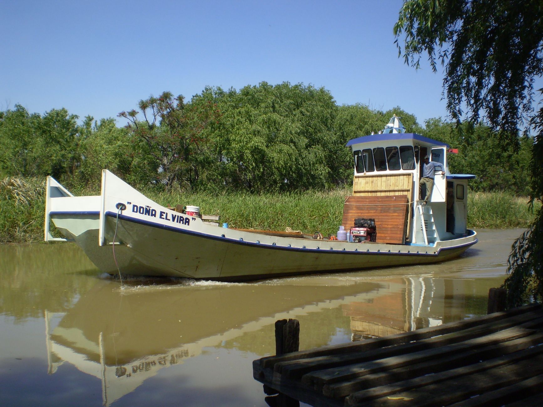El laberinto intermodal del delta del río Gambia: Lanchas de madera, barcazas de marea y la frágil conectividad de los bolongs